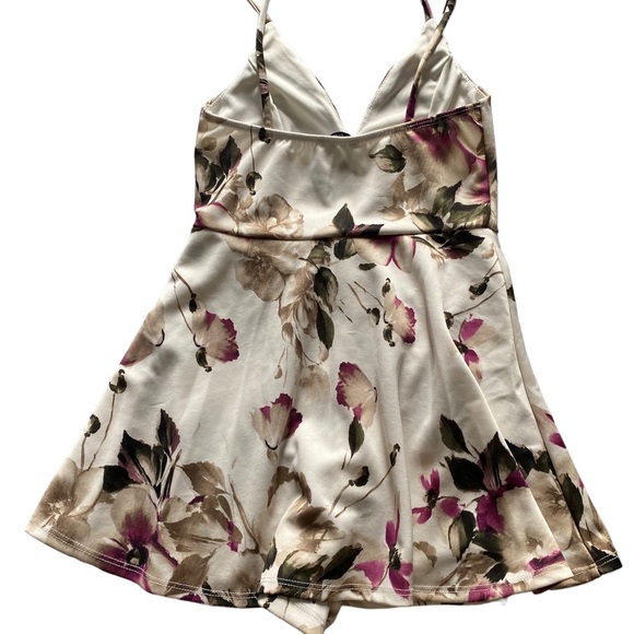 Fashion Nova floral romper - Picture 5 of 5